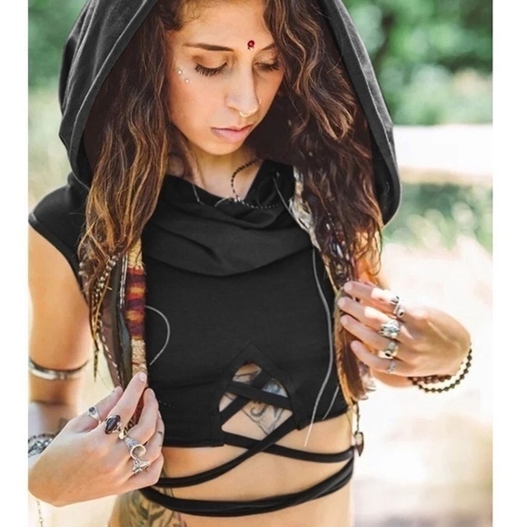 Tops - NWOT Black Gypsy cowl hood crop top tie around XL